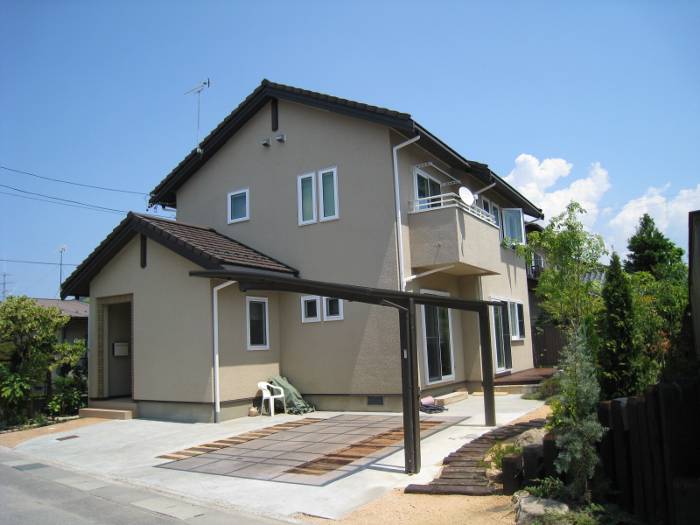 庭を大切に楽しむ　シンプルに暮らす住まい