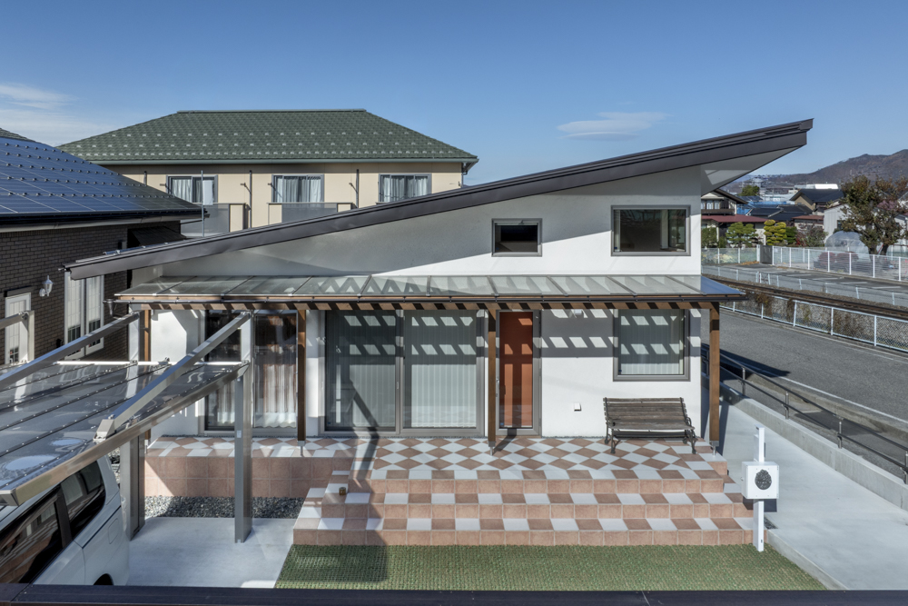 室内すべてフラット仕上げで、ワンルームで暮らす平屋