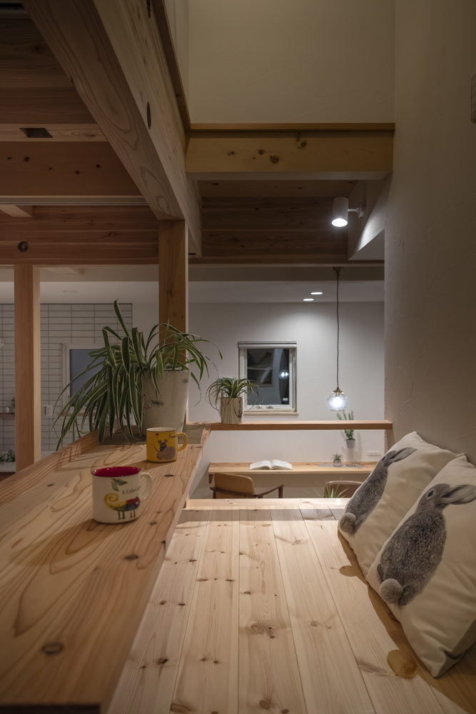 こだわりのキッチンレイアウト、スキップフロアと子供心をくすぐる仕掛けのある住まい
