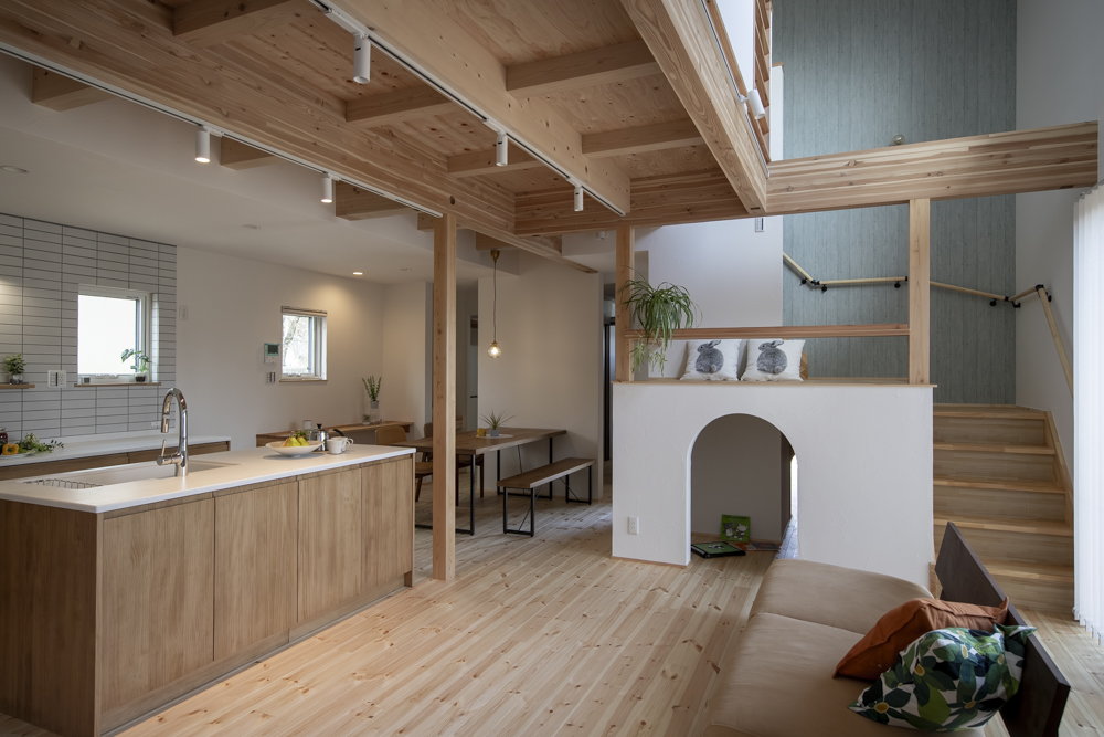 こだわりのキッチンレイアウト、スキップフロアと子供心をくすぐる仕掛けのある住まい
