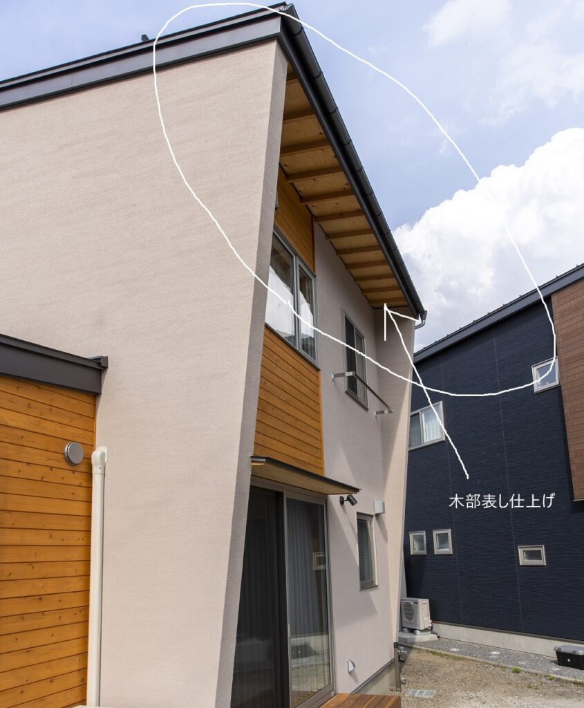 軒天の木質感を見せる