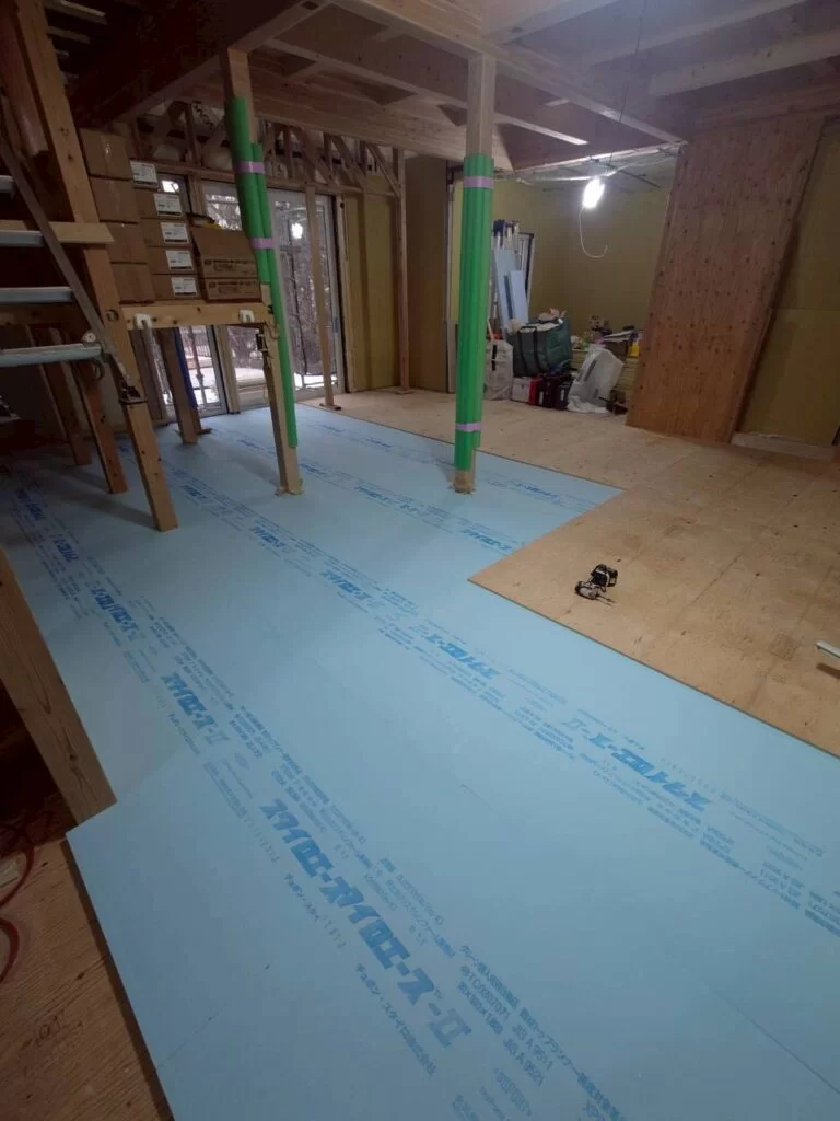 こだわりのキッチンレイアウト、スキップフロアと子供心をくすぐる仕掛けのある住まい