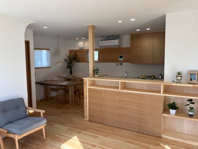 キッチンを中心に回遊動線、室内物干しと収納計画で日々を快適に暮らす住まい