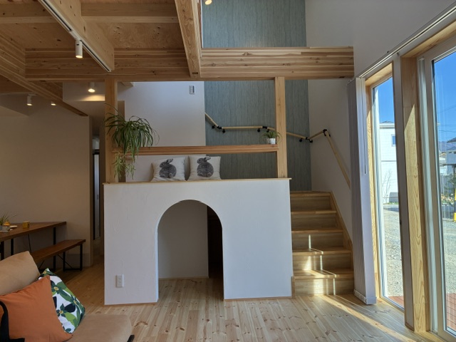 こだわりのキッチンレイアウト、スキップフロアと子供心をくすぐる仕掛けのある住まい