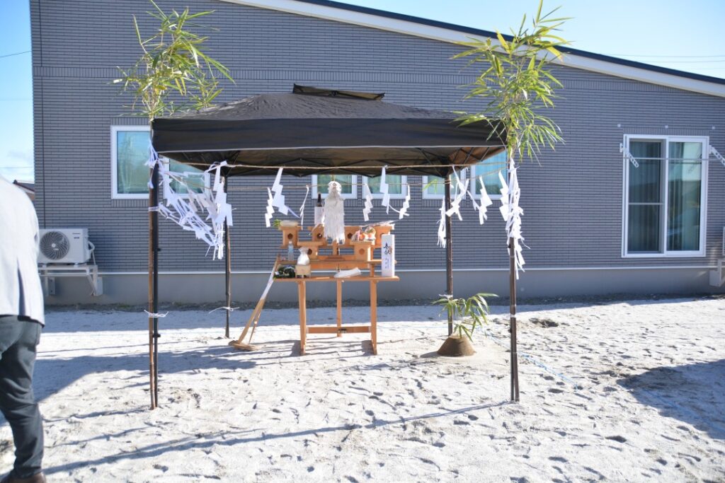 吹抜からリビングとダイニングの日当たりを大切に、将来平屋暮らしも見据えた住まい