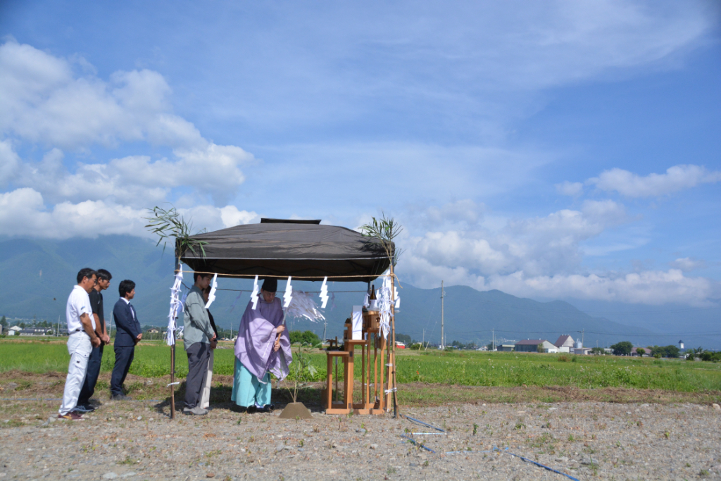 モルゲンロートを愉しむ登山家の住まい、薪ストーブとワークスペースを添えて