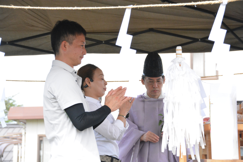 山並みを味わうLDK、軒下デッキで一息つける家庭菜園を愉しむ住まい